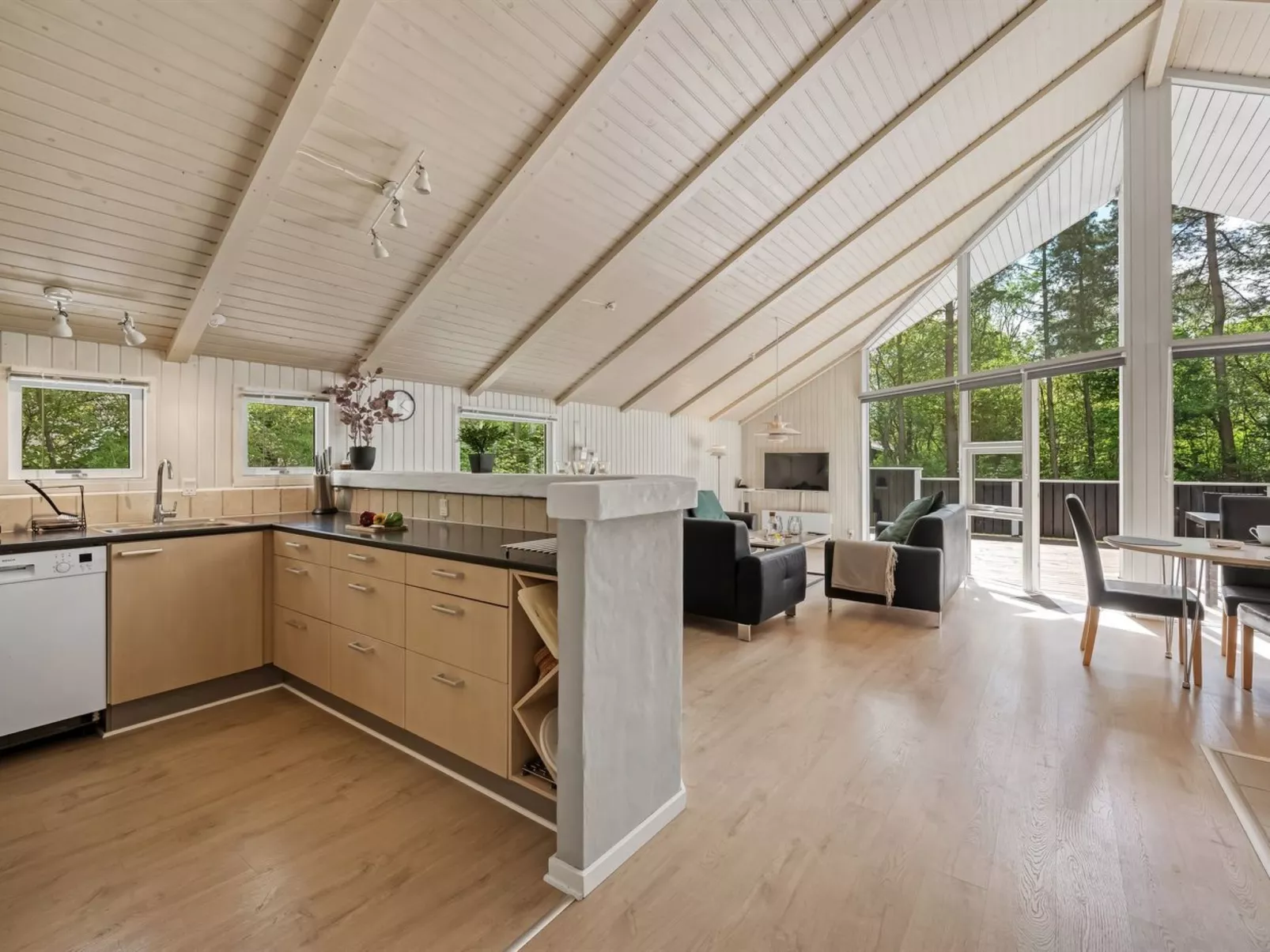 "Akule" - 10km from the sea-Inside