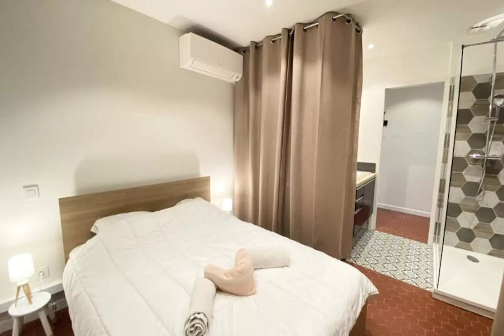 06cf : Bel Appartement Rénové Vieil Antibes-Non tagué