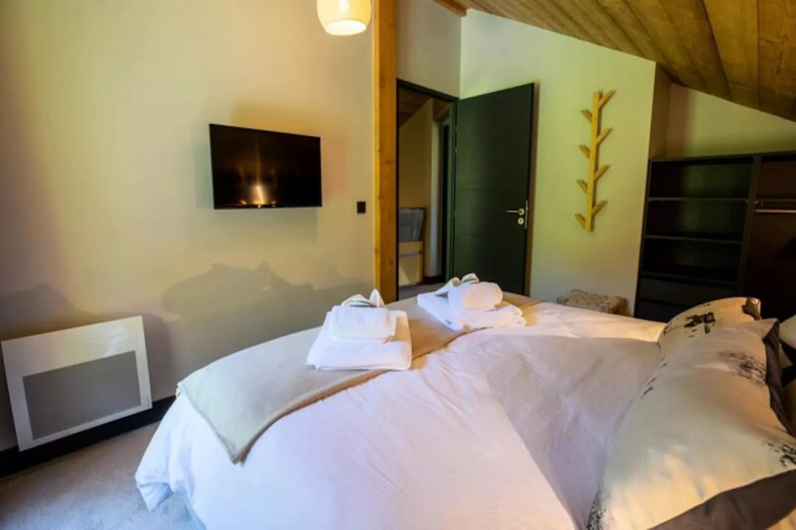 Chalet Chebi-Untagged