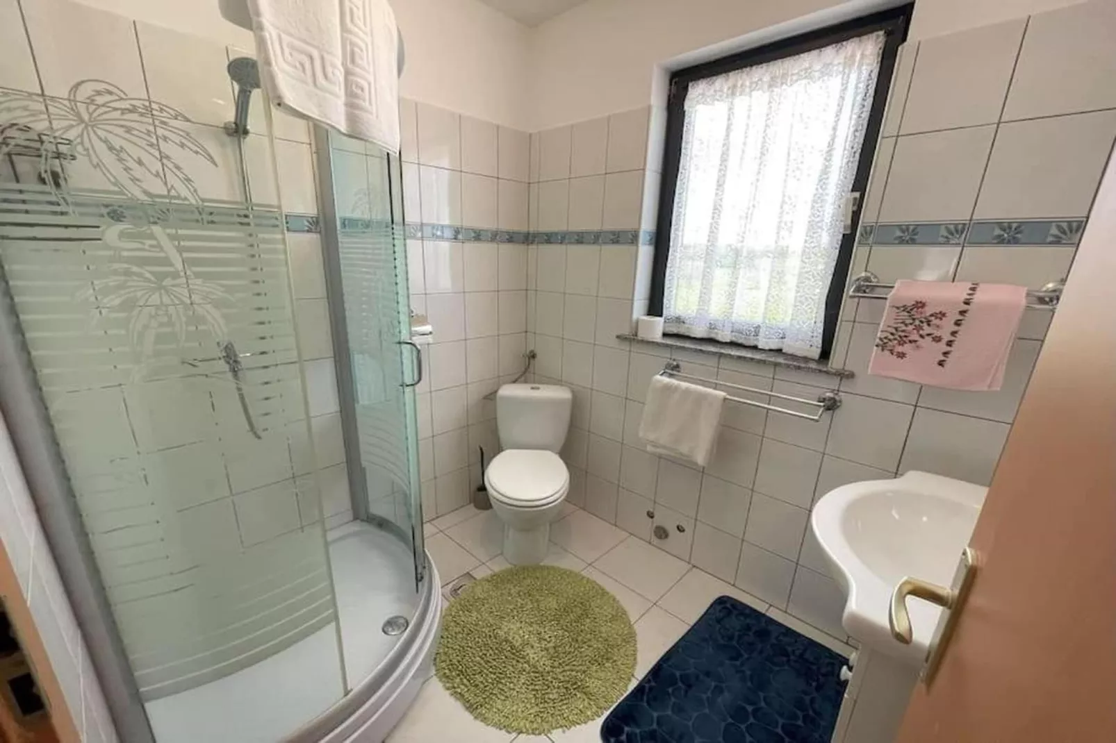 Villa Rosa Apartman-Badezimmer