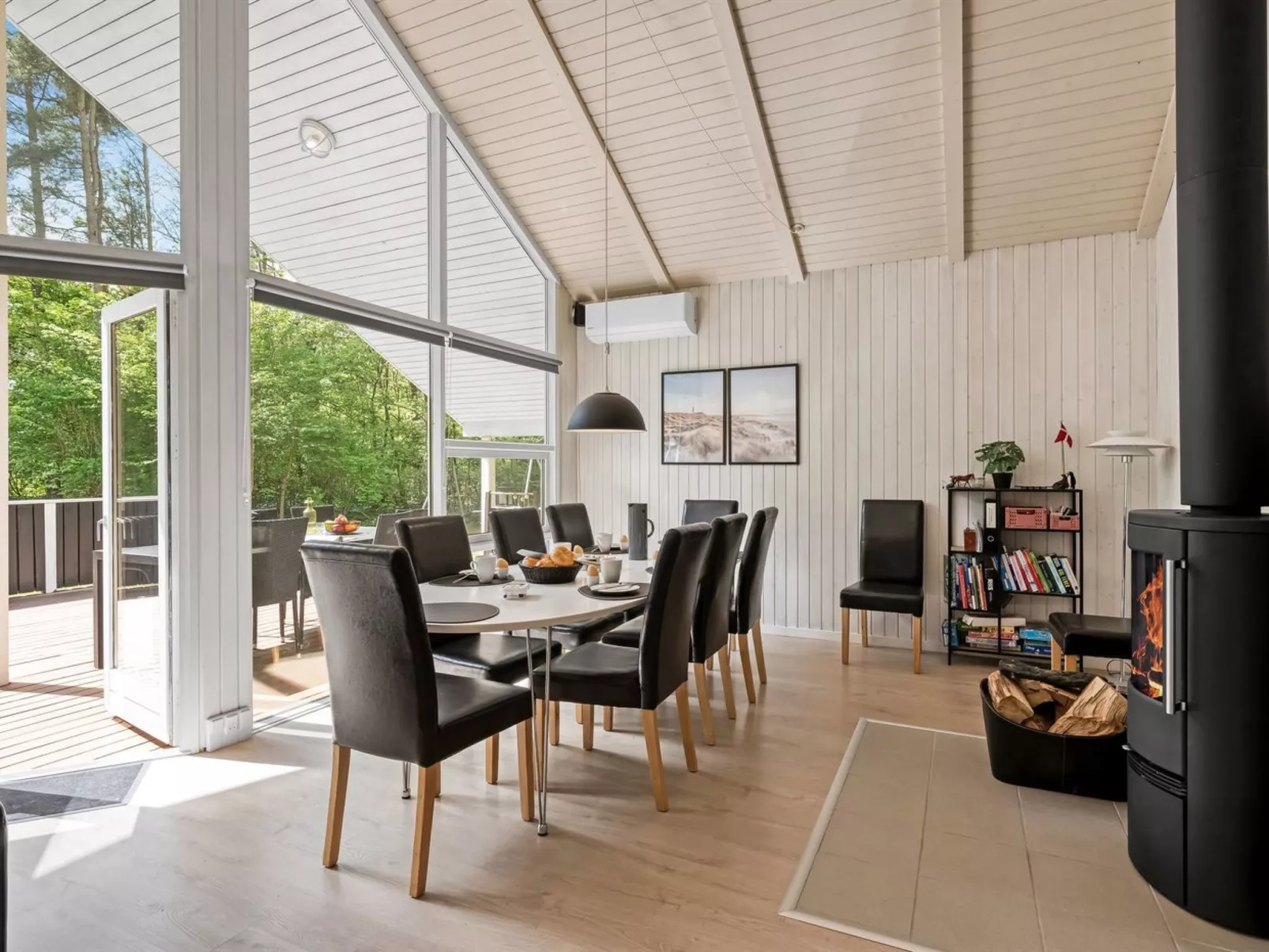 "Akule" - 10km from the sea-Inside