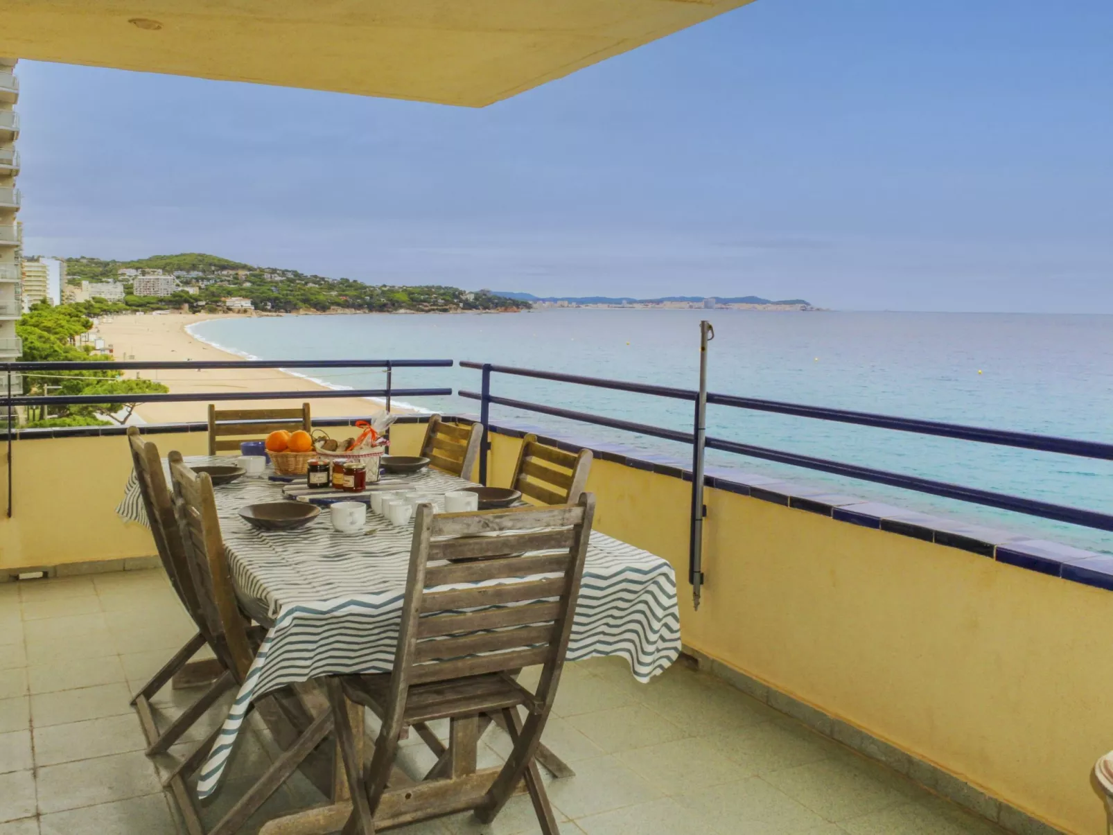 Los Laureles Blancos-Outside