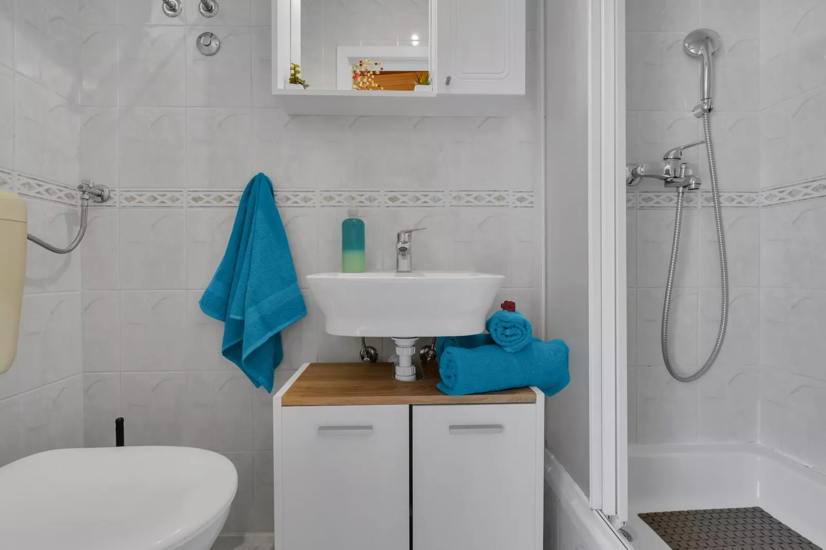 Apartments Kata - Three Bedroom Apartment with Balcony-Bathroom