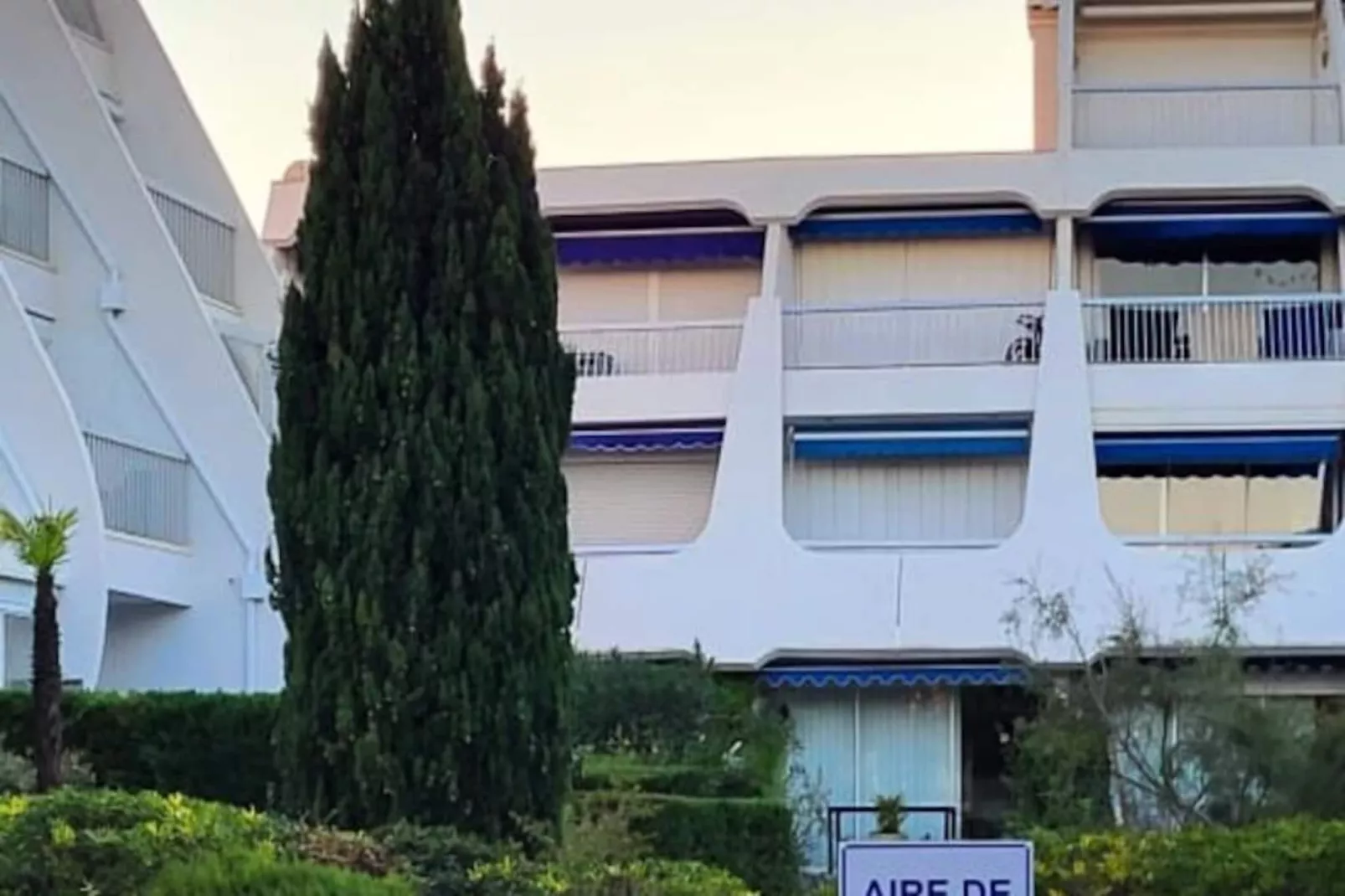 Résidence La Croisi&egrave;re : Vue Sur Les Bateaux, Balcon, R&eacute;nov&eacute;, Climatis&eacute;, Parking, .-Non tagué