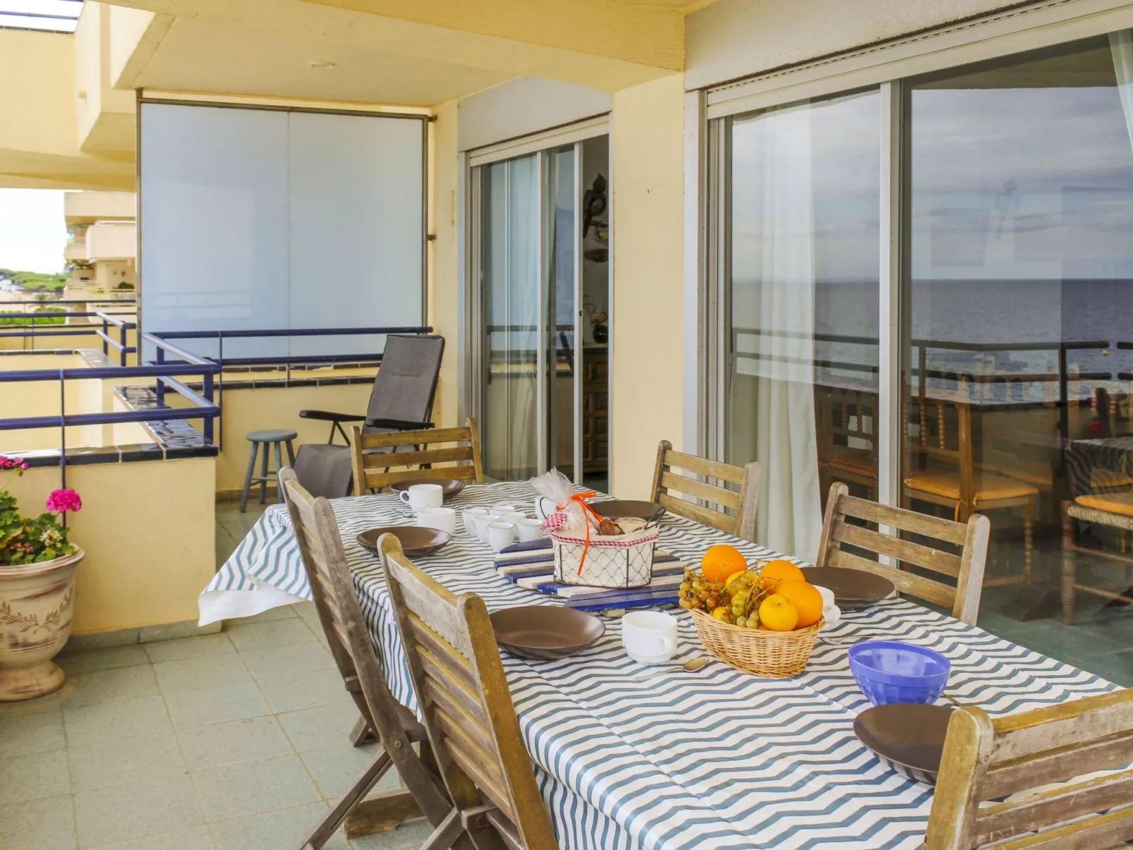 Los Laureles Blancos-Outside