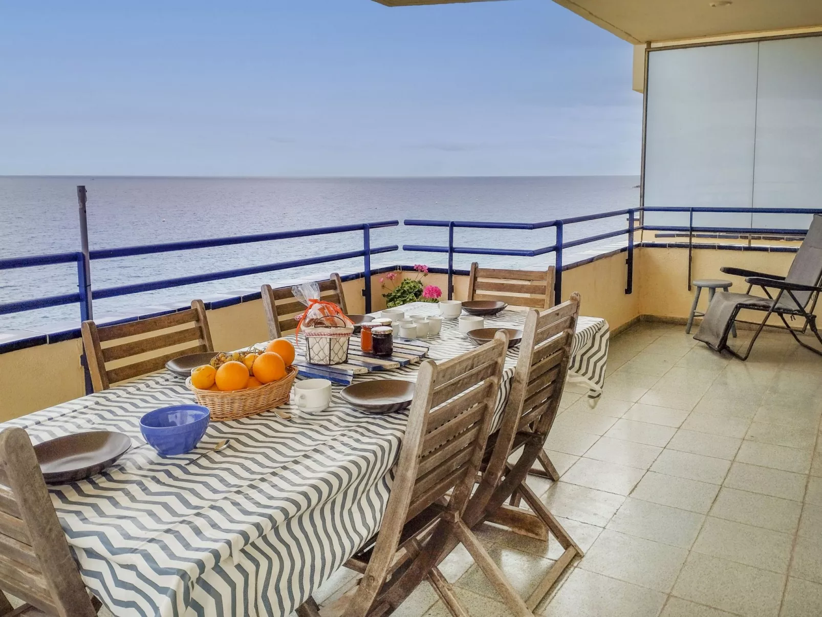 Los Laureles Blancos-Outside