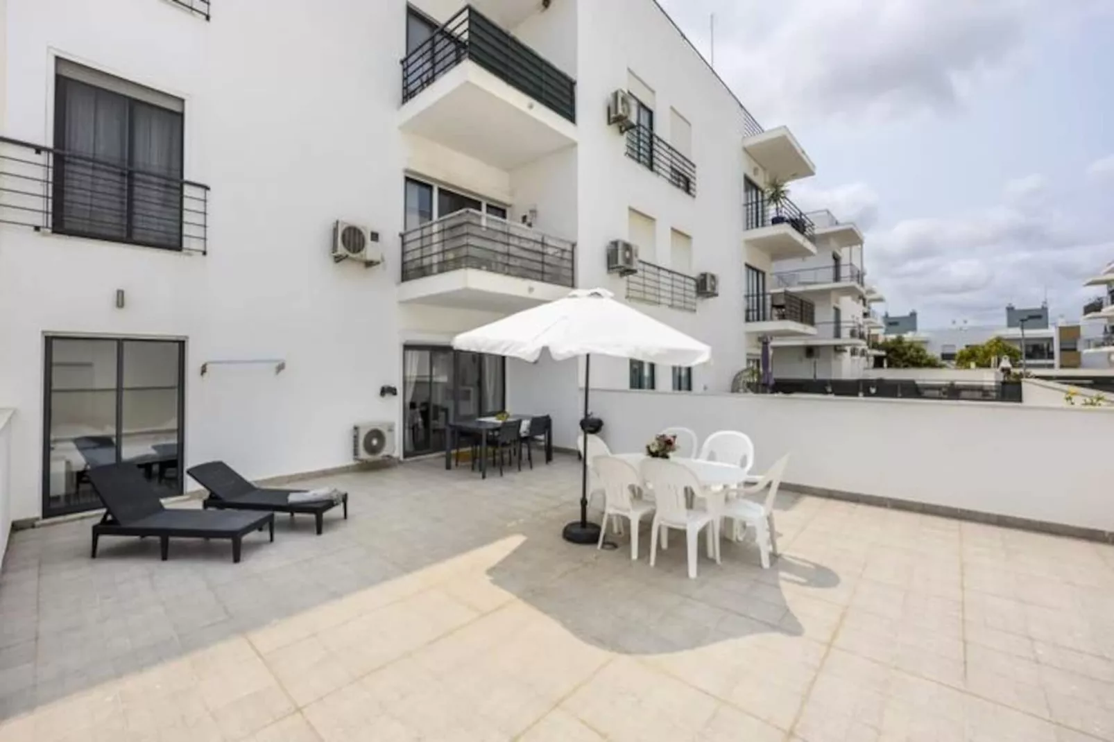 Artistic And Stylish Apartment-Non tagué