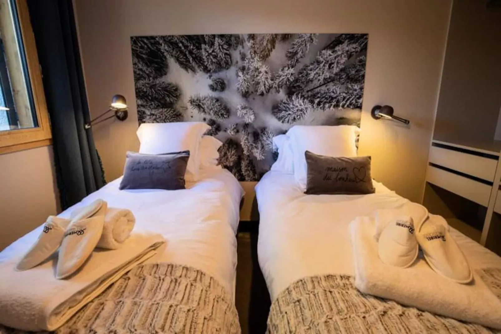 Chalet Chebi-Untagged