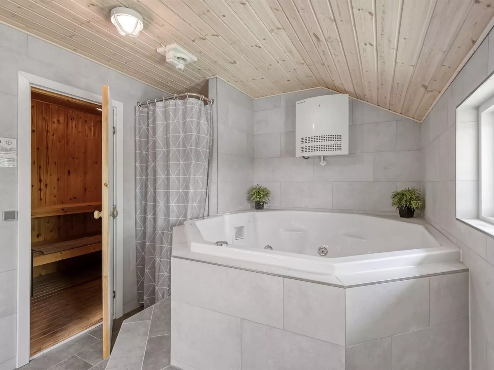 "Akule" - 10km from the sea-Inside