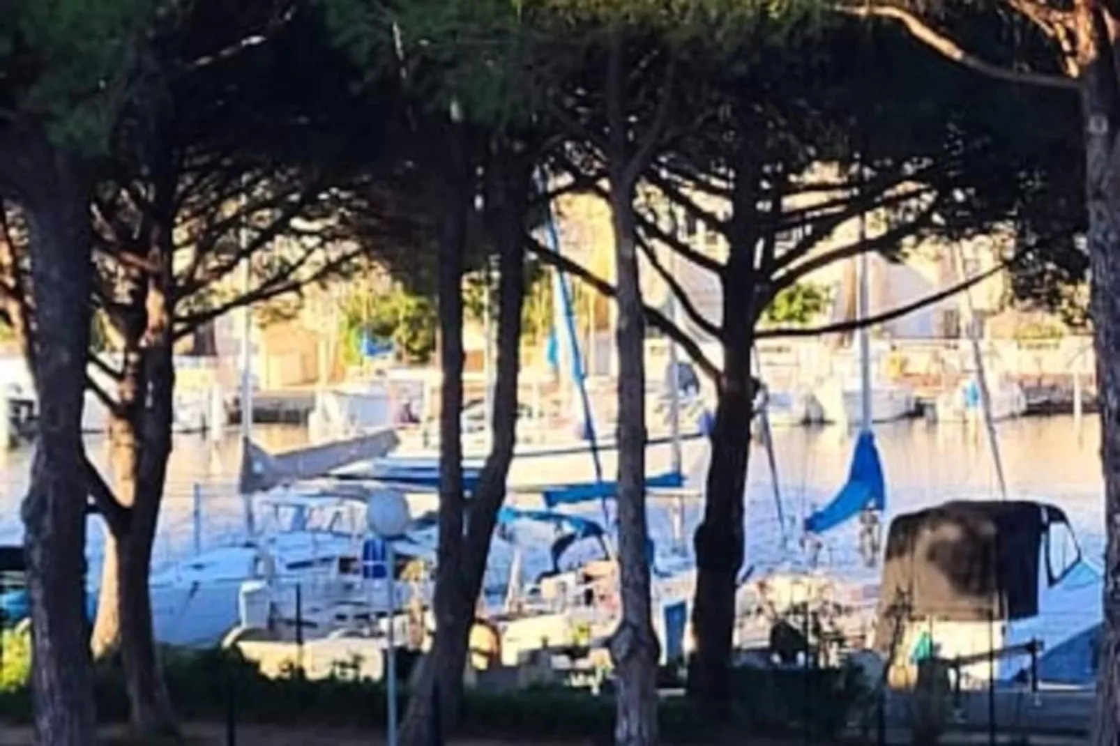 Résidence La Croisi&egrave;re : Vue Sur Les Bateaux, Balcon, R&eacute;nov&eacute;, Climatis&eacute;, Parking, .-Non tagué