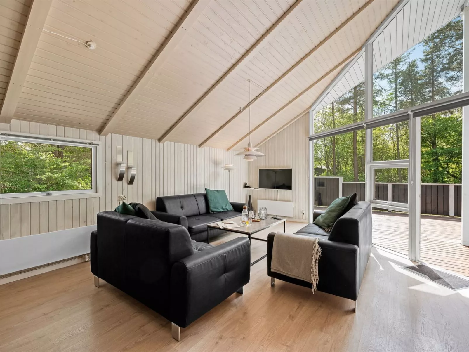 "Akule" - 10km from the sea-Inside