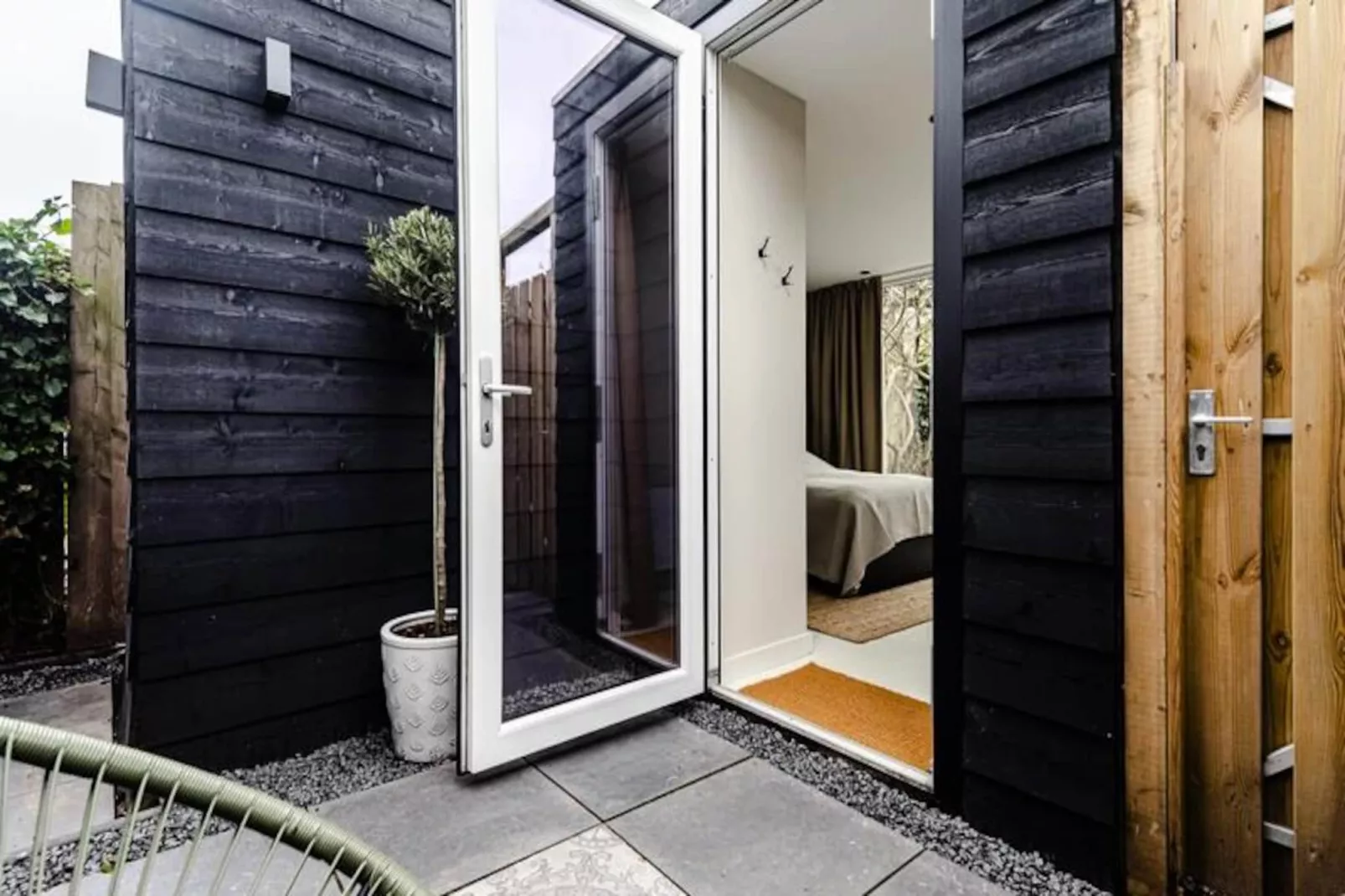 The Garden Suite-Non tagué