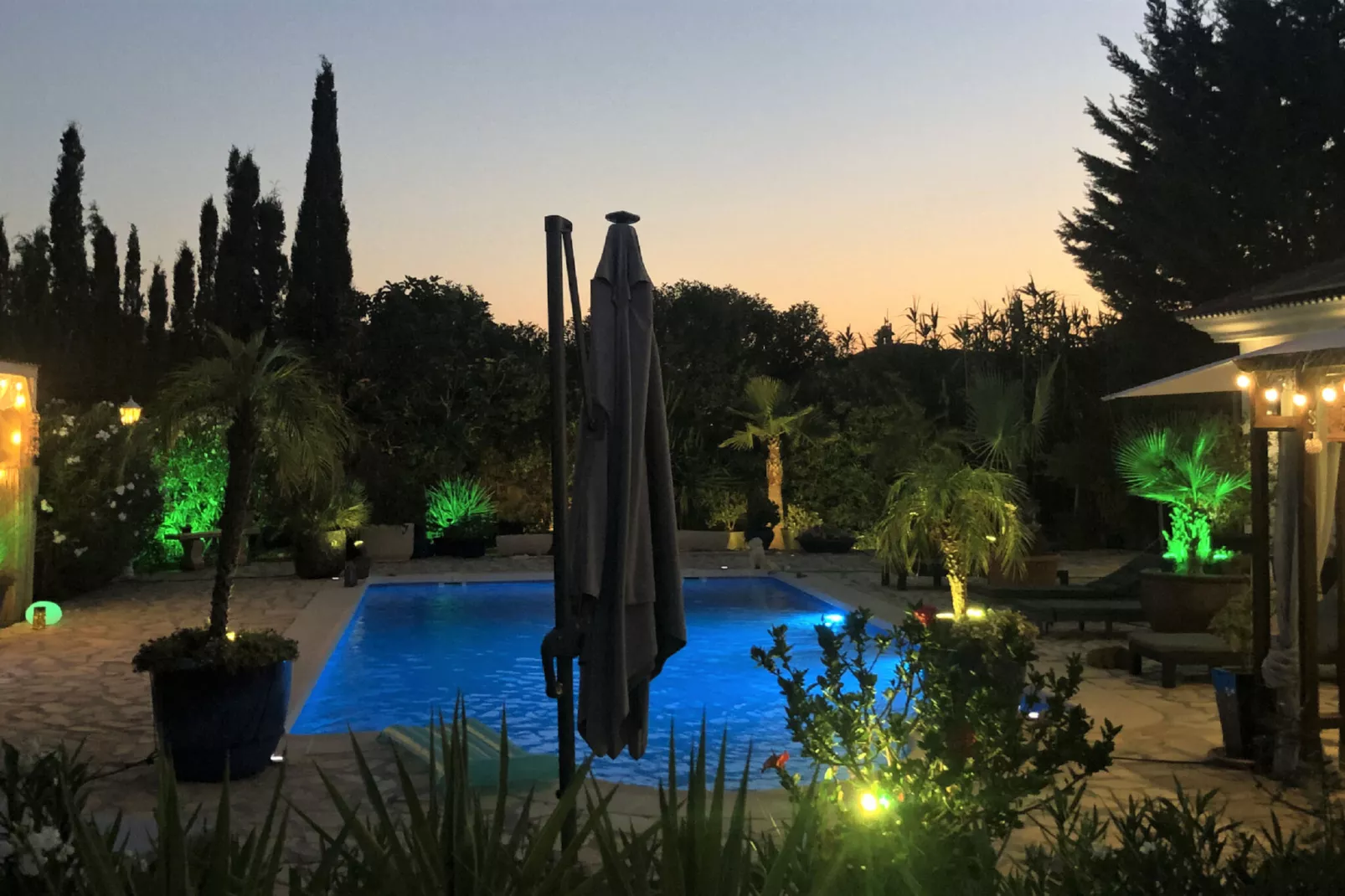La Esquina Casa-Gardens summer