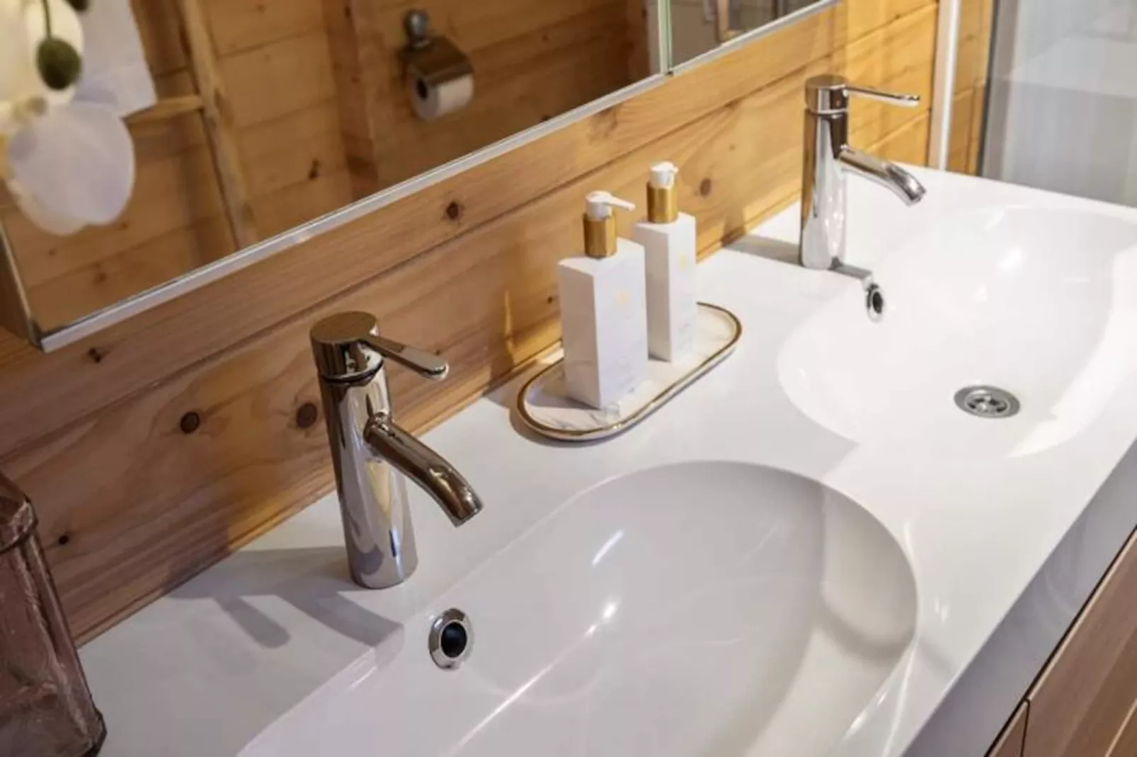 The Sea Lodge-Non tagué