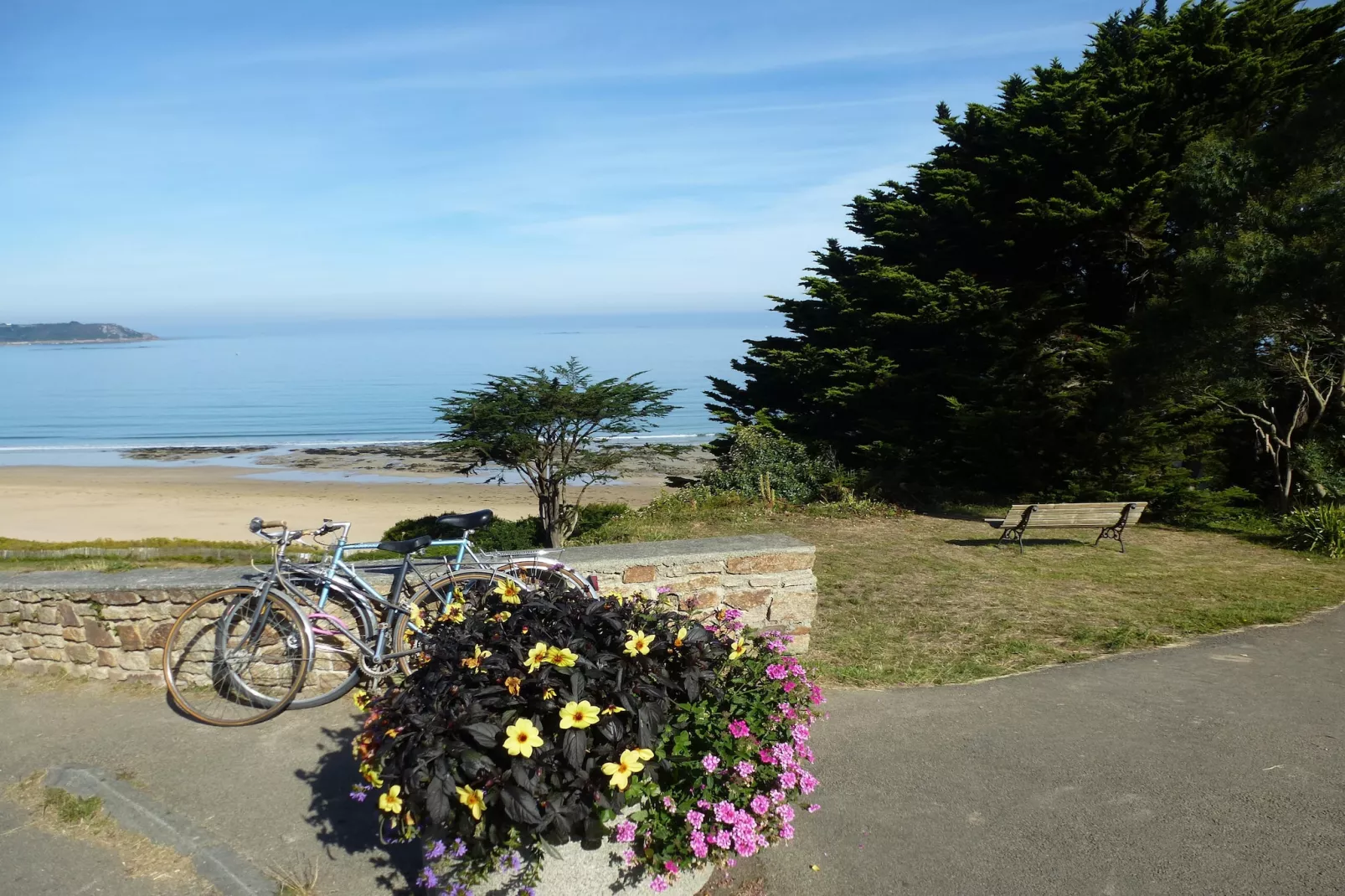 Granitsteinhaus in Guimaëc-Areas within 20km in summer