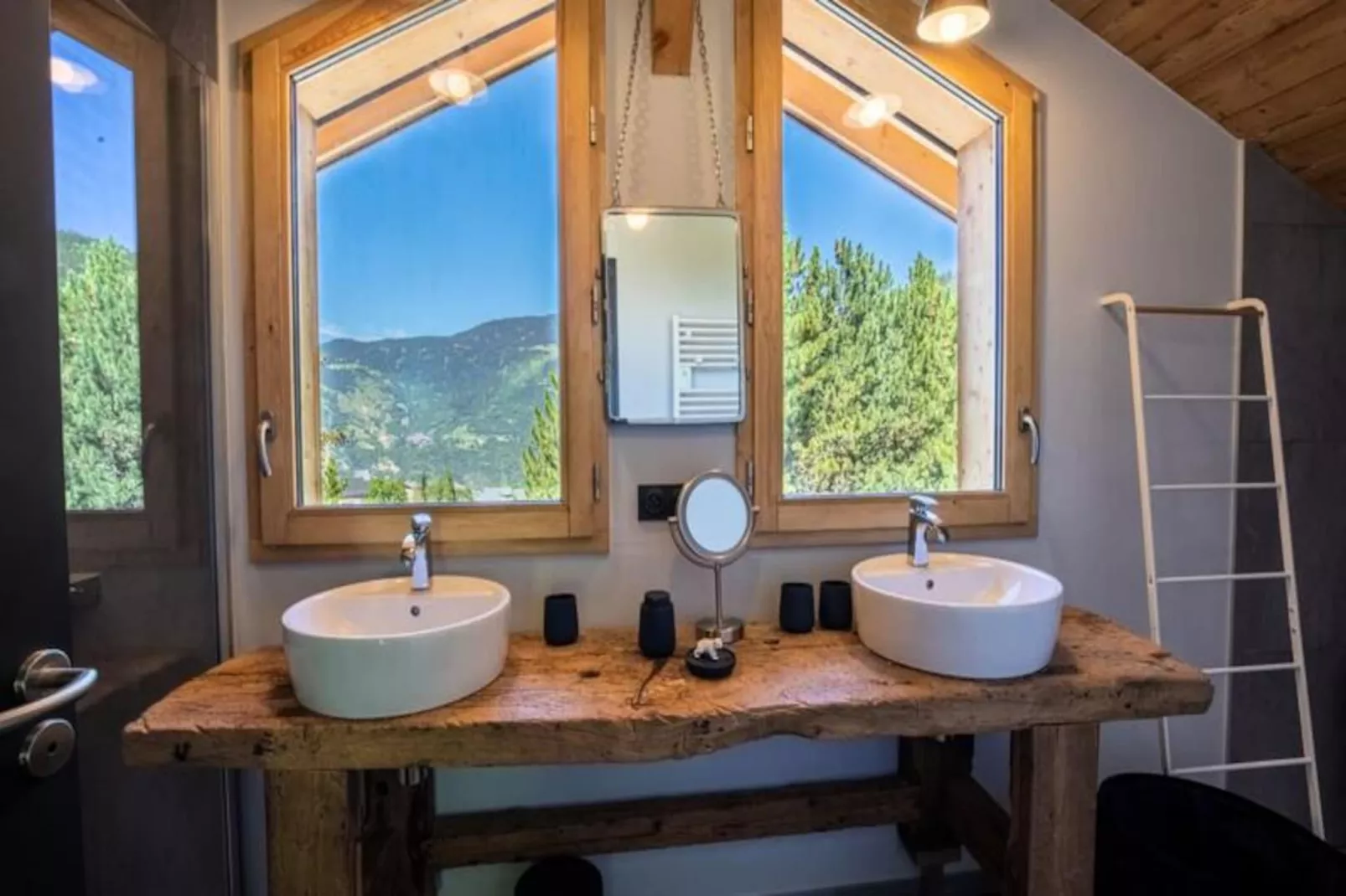 Chalet Chebi-Untagged