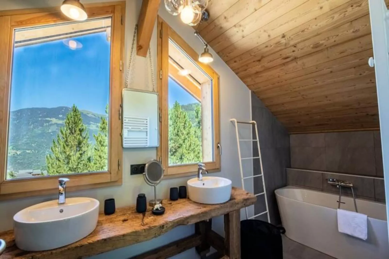 Chalet Chebi-Untagged