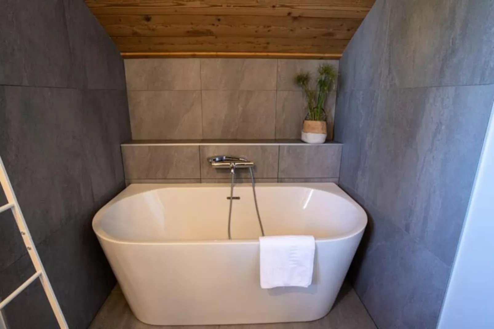 Chalet Chebi-Untagged