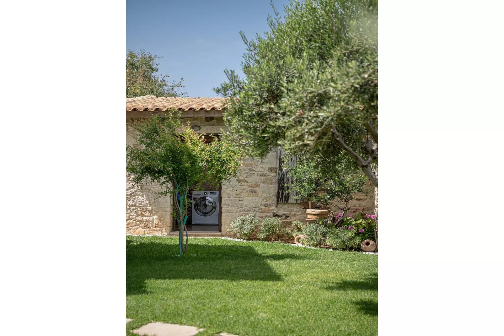 Villa Aloni 4prs - Gardens in summer