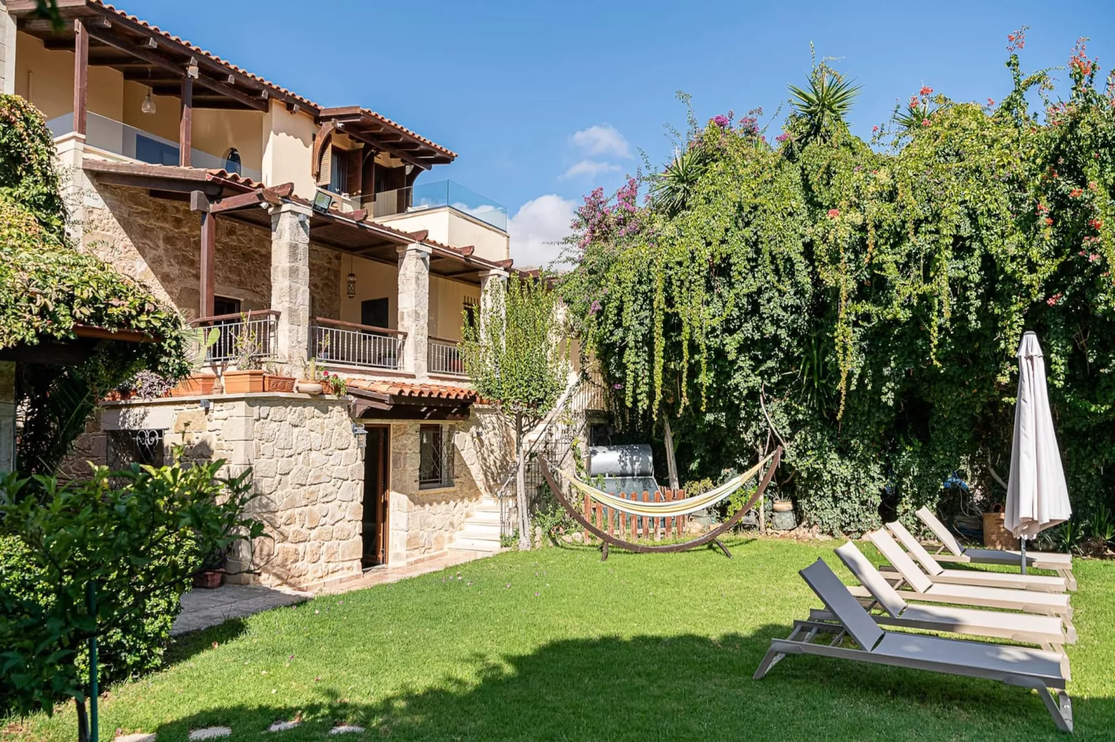 Villa Arhontariki 8prs-Garten Sommer