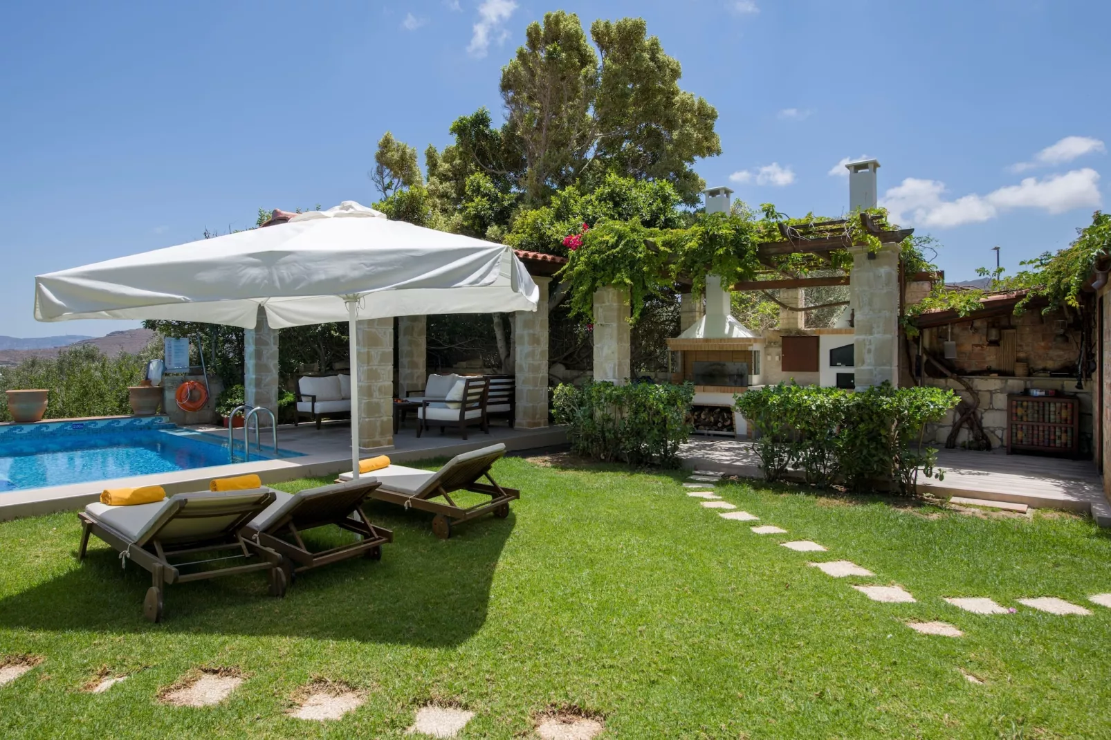 Villa Arhontariki 8prs-Garten Sommer