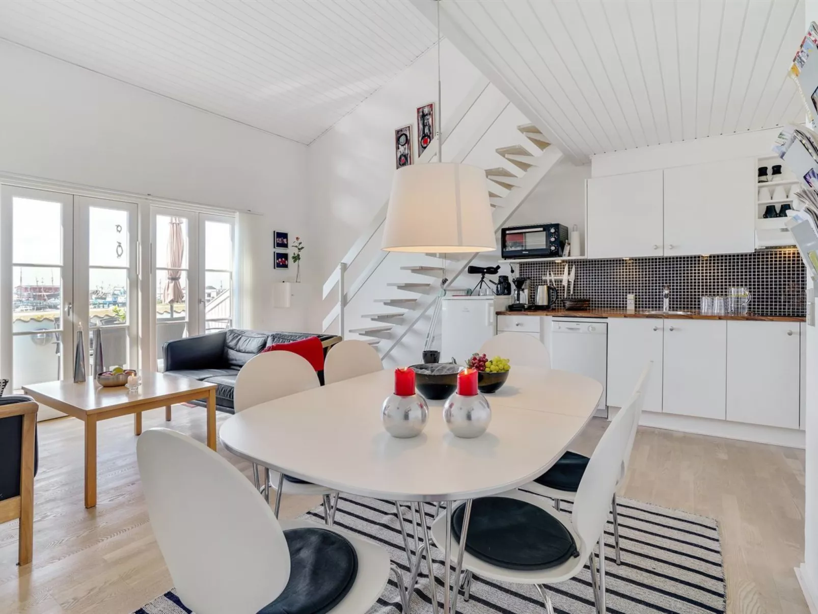 "Idunn" - 100m to the fjord-Drinnen