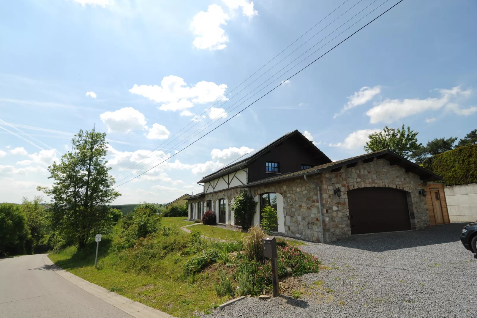 Vue Sur La Vallée-Exterior in summer