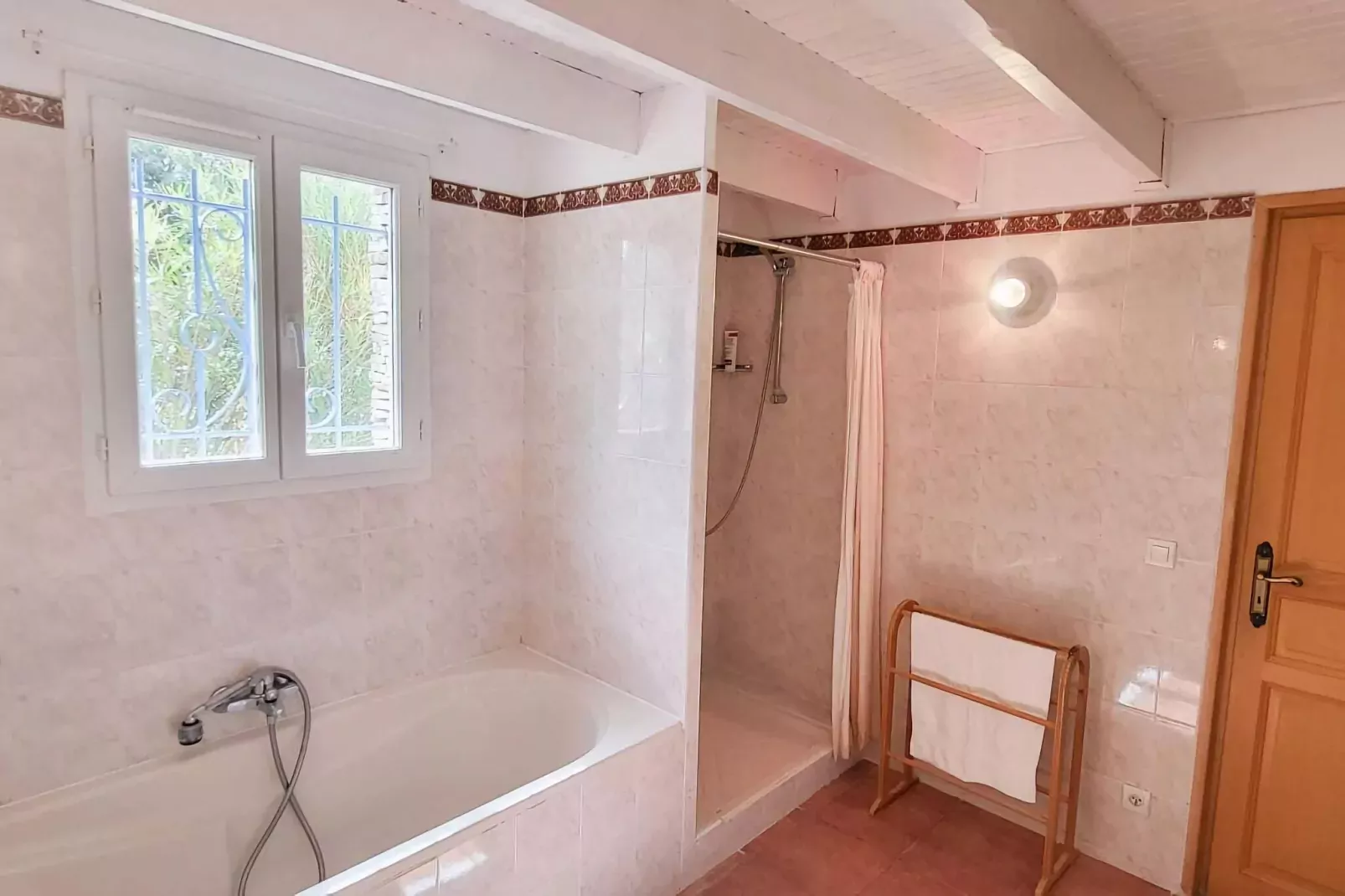 Villes sur Auzon-Bathroom