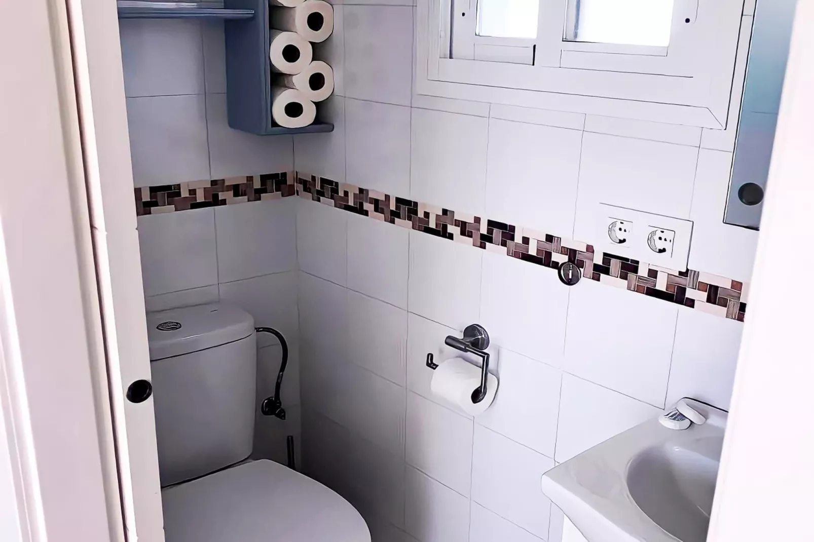 4637- +34696547830-Bathroom