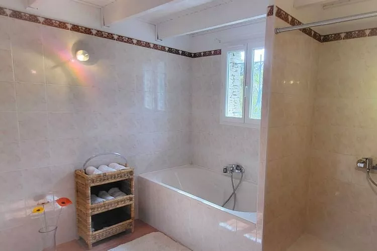 Villes sur Auzon-Bathroom