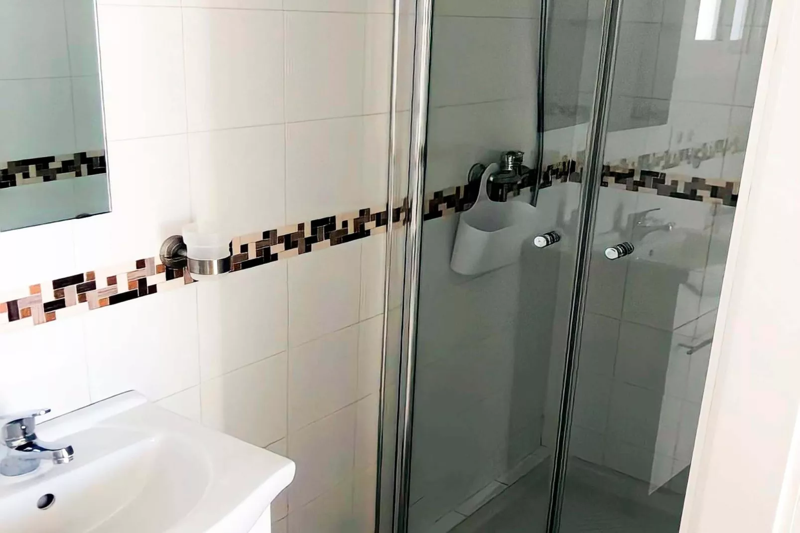 4637- +34696547830-Bathroom