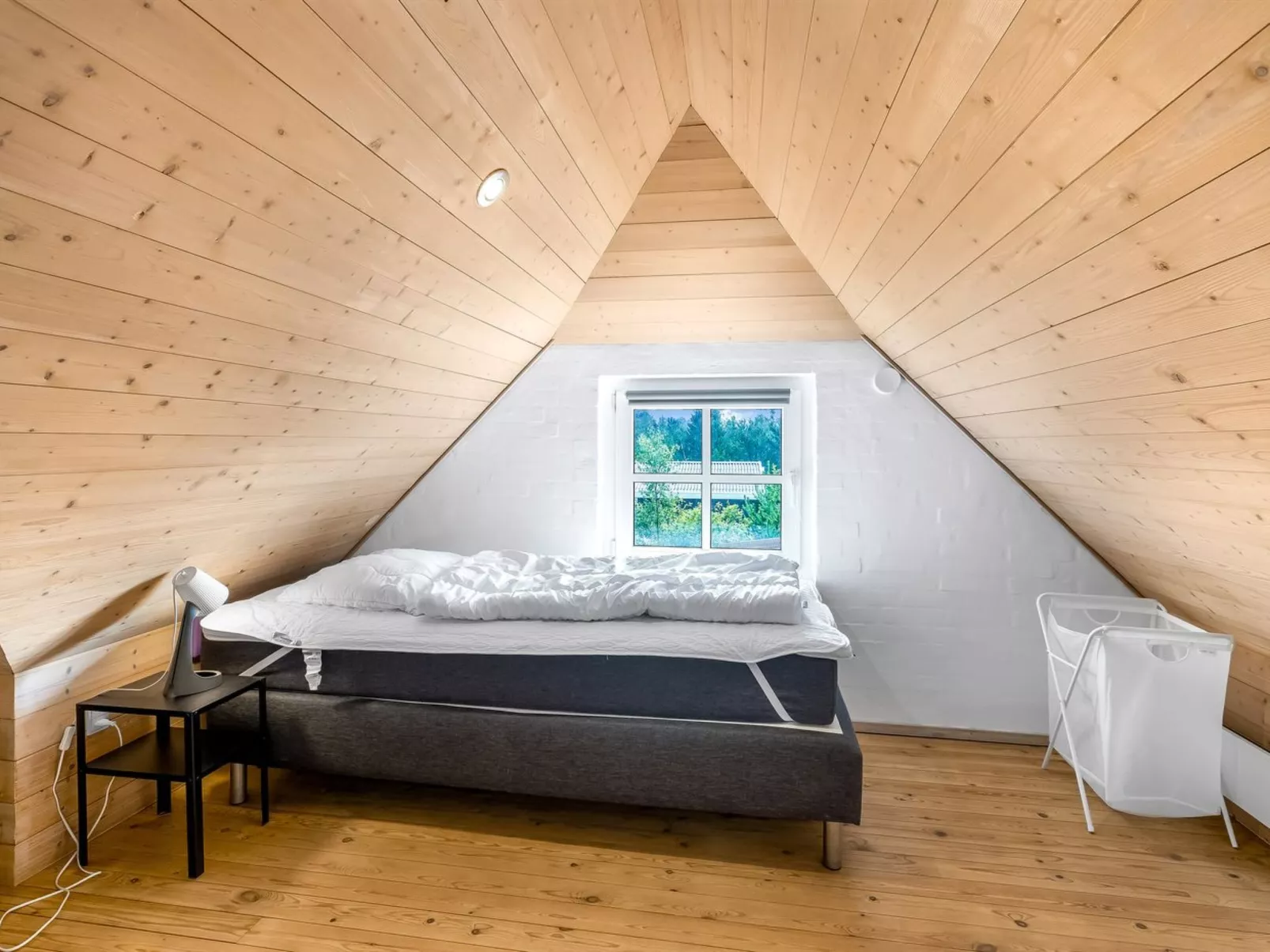 "Sondra" -  from the sea-Dedans