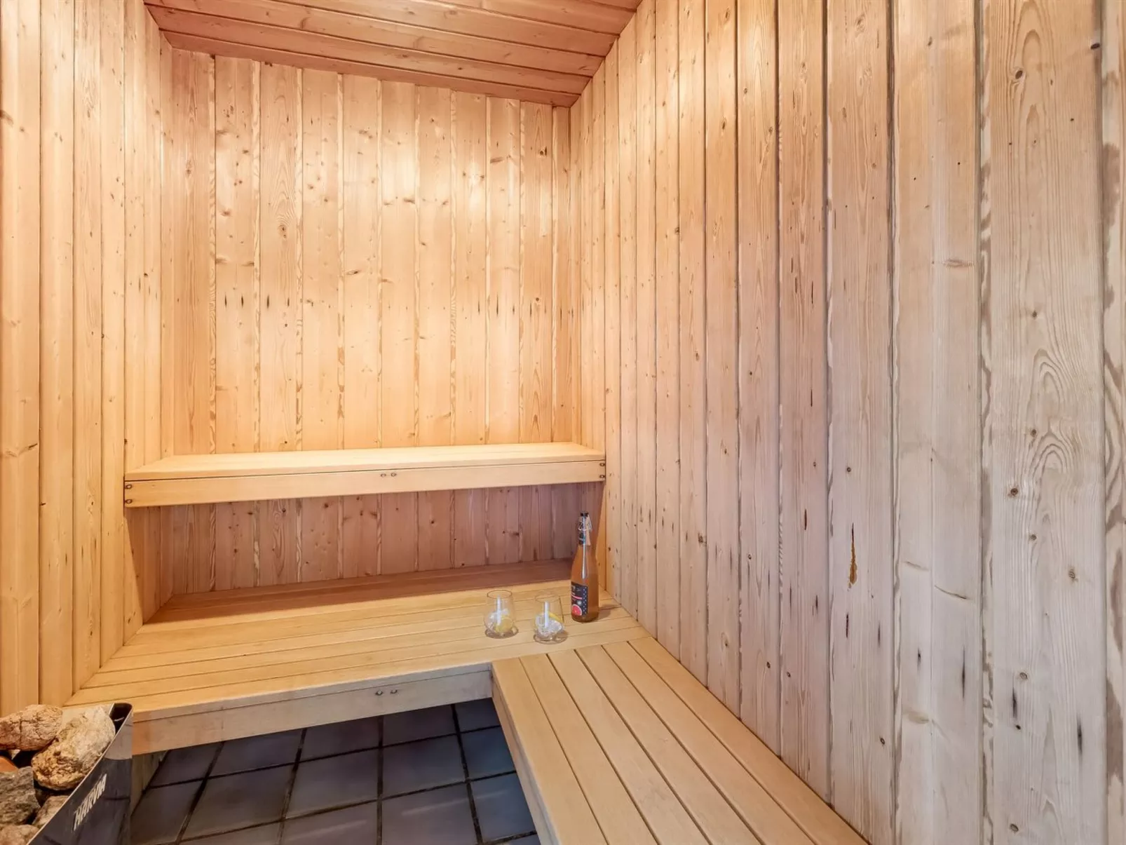 "Sondra" -  from the sea-Dedans