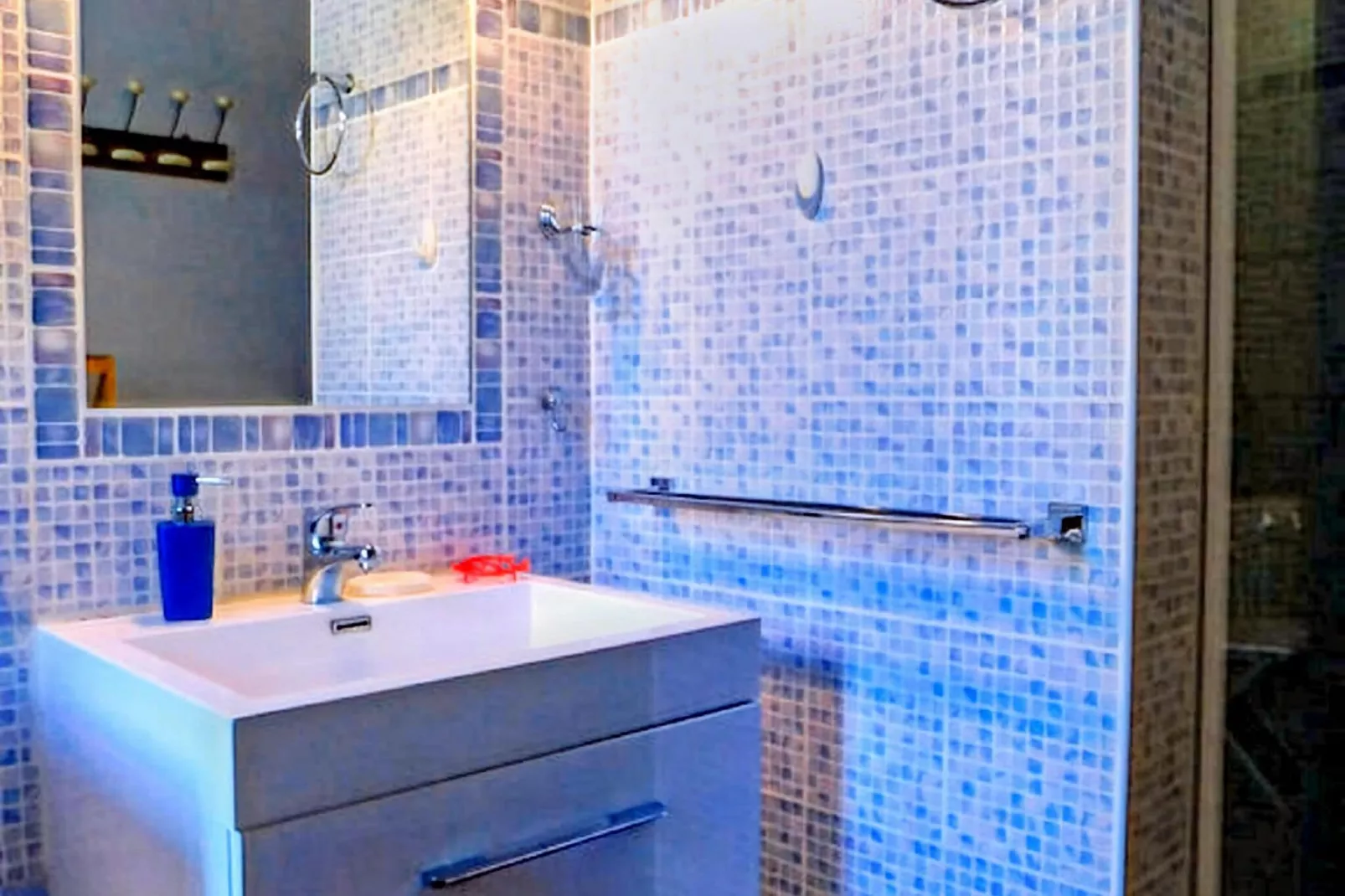 Petite Plaisance-Bathroom