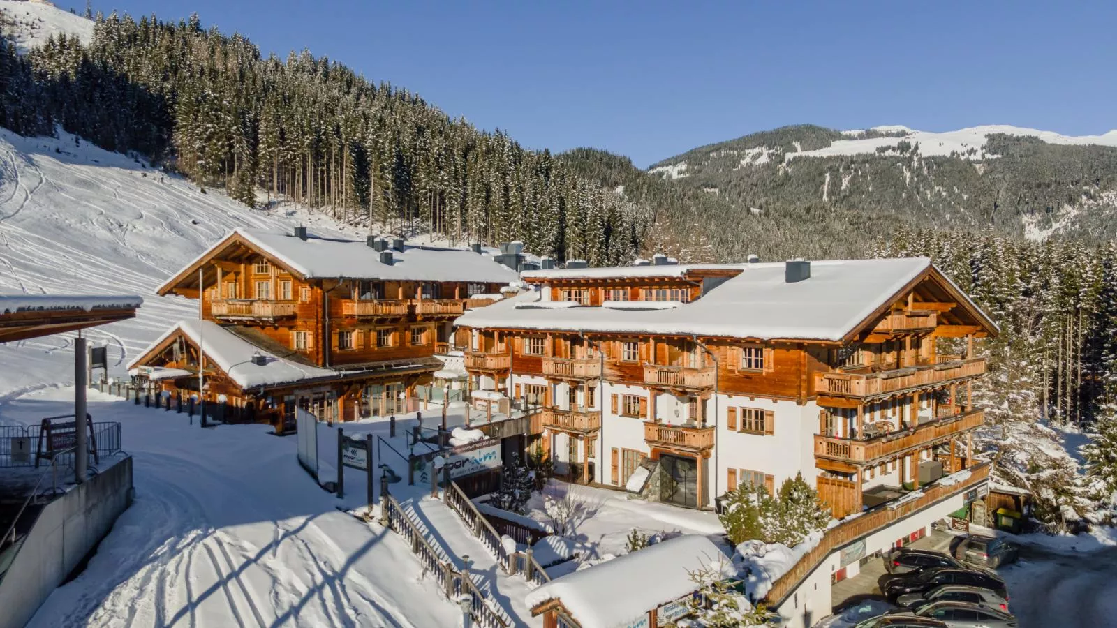 Panorama Chalet Top 2A am Lift Ski-In-Out-Exterior in winter