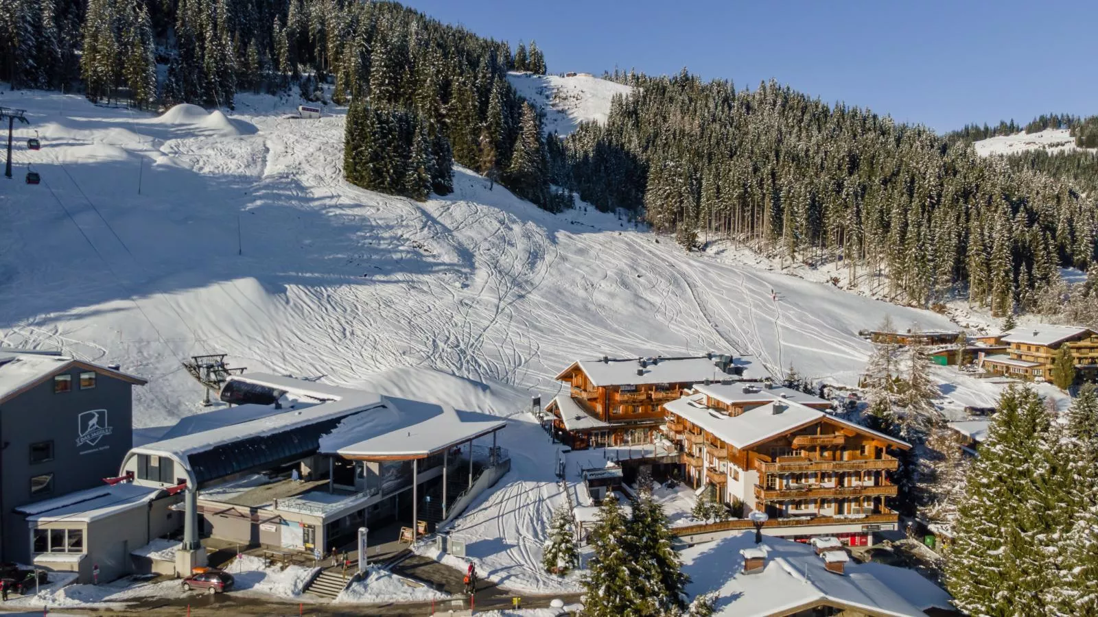 Panorama Chalet Top 2A am Lift Ski-In-Out-Exterior in winter