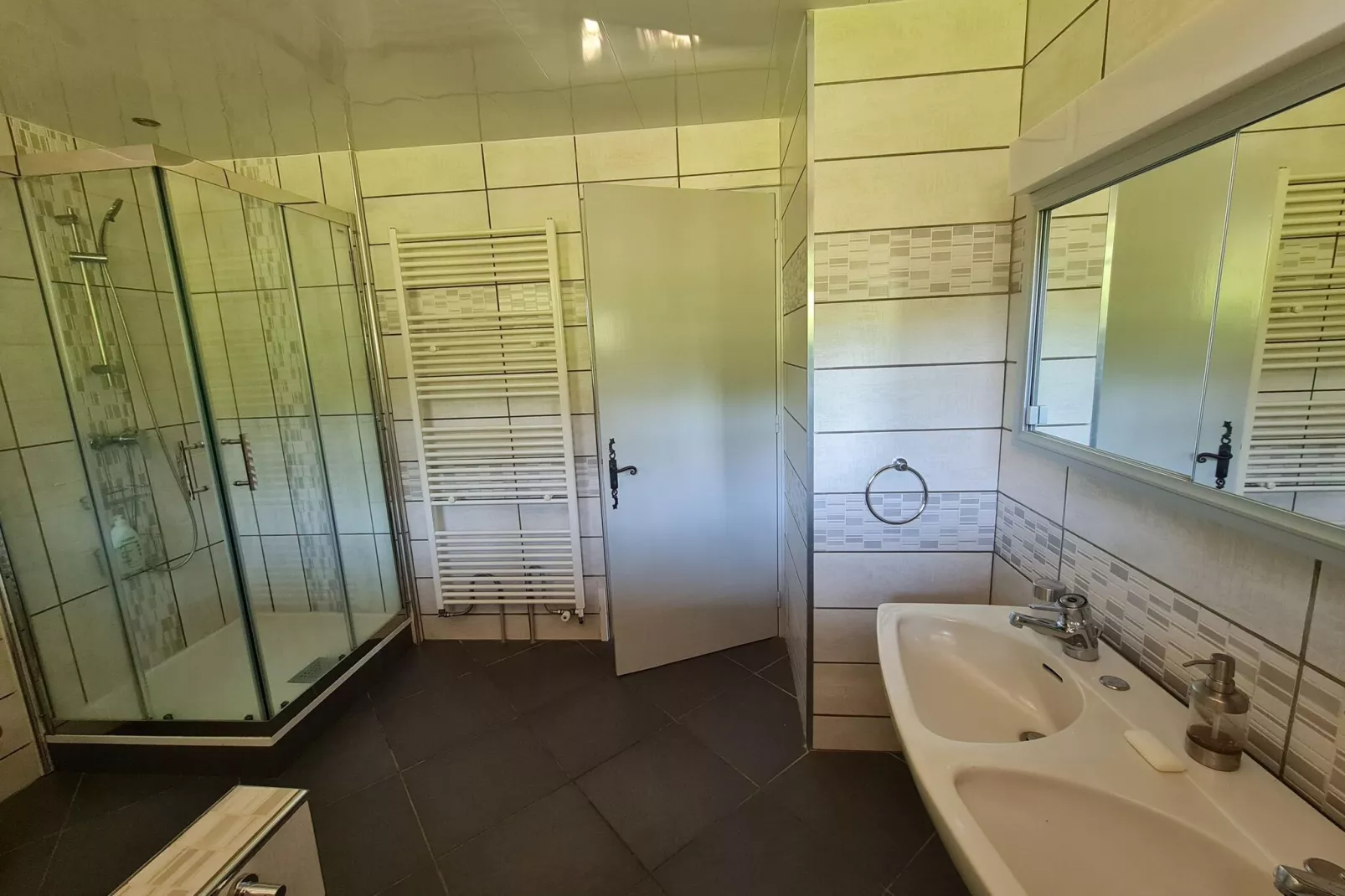 La Burgunde-Bathroom