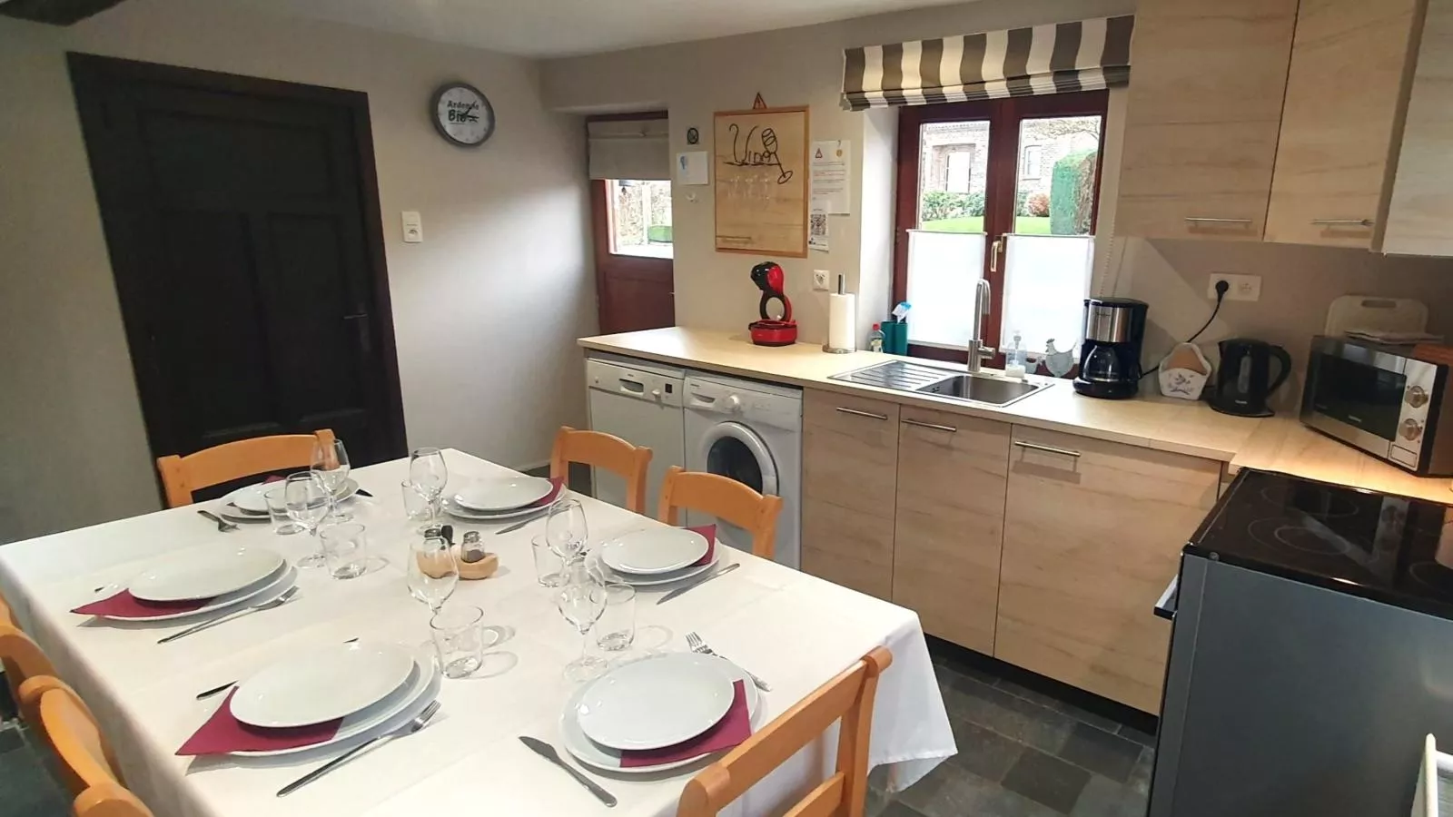 Les Pierris near F1 circuit-Esszimmer