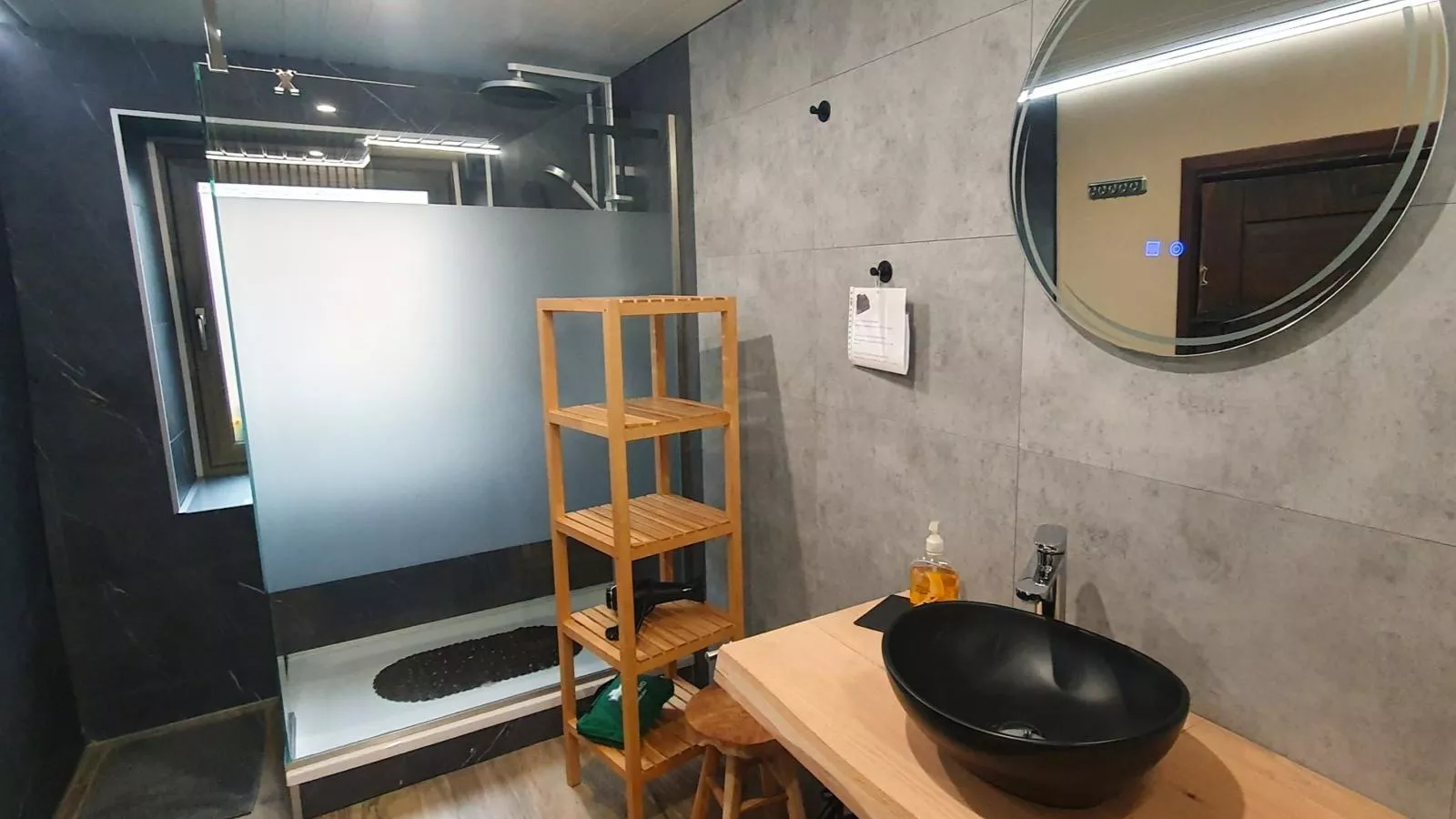 Les Pierris near F1 circuit-Badezimmer