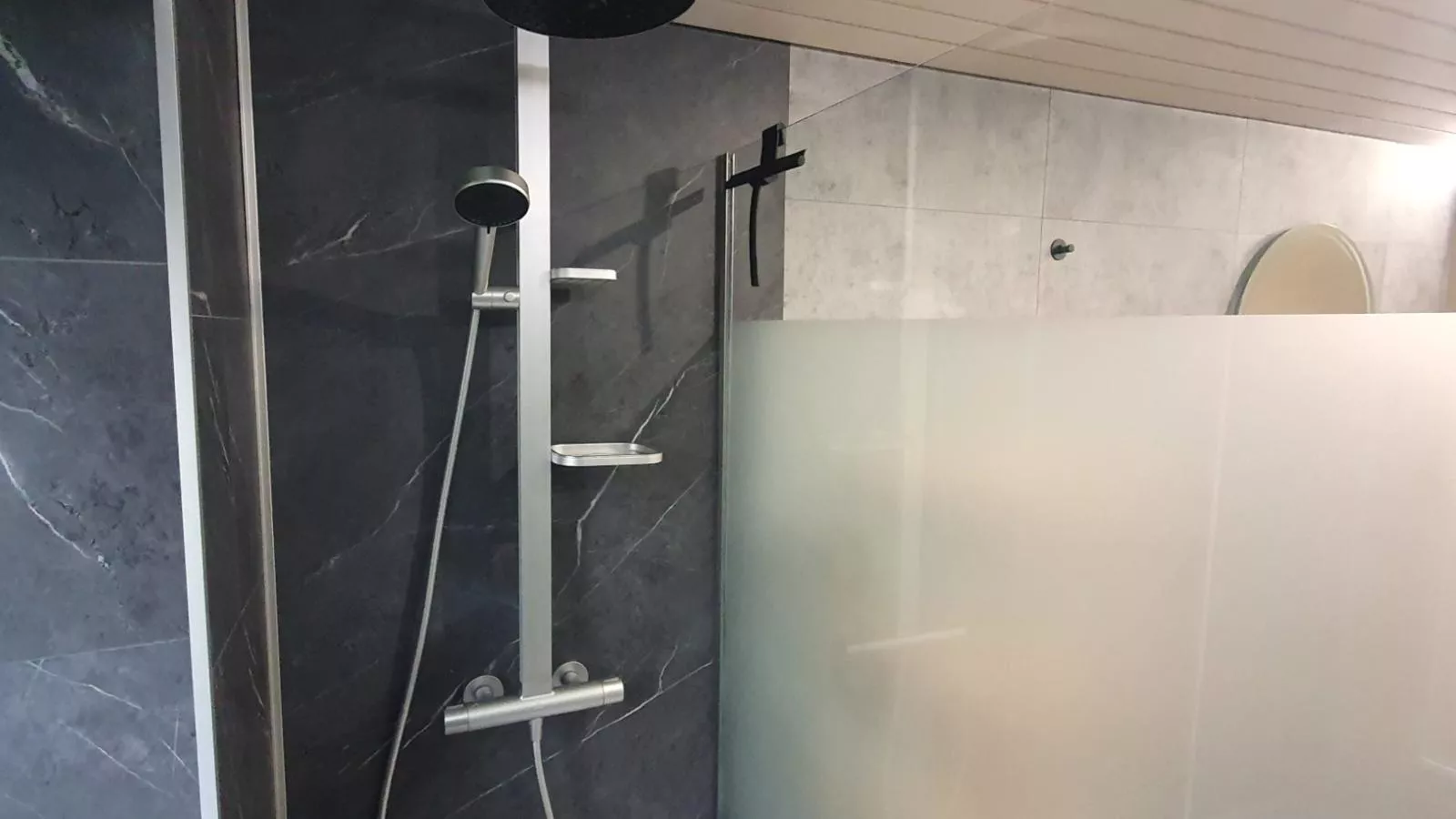 Les Pierris near F1 circuit-Badezimmer