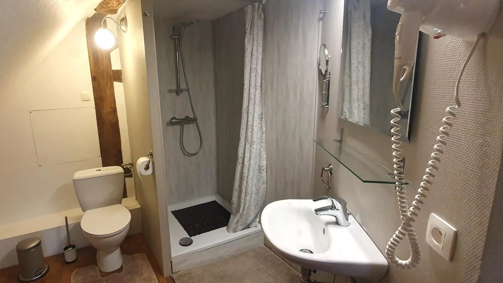 Les Pierris near F1 circuit-Badezimmer