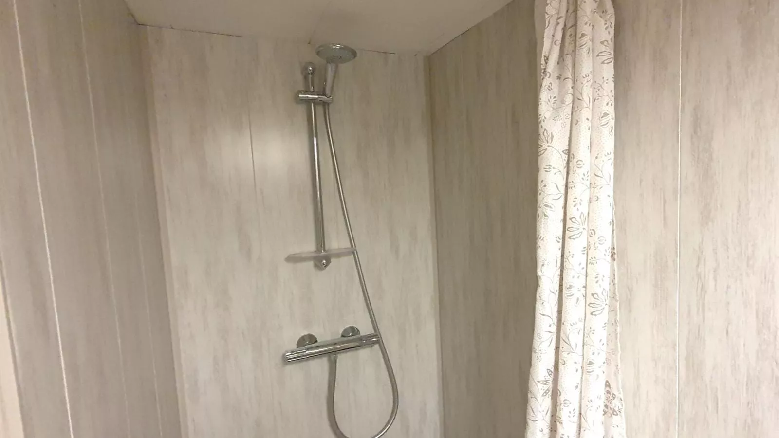 Les Pierris near F1 circuit-Badezimmer