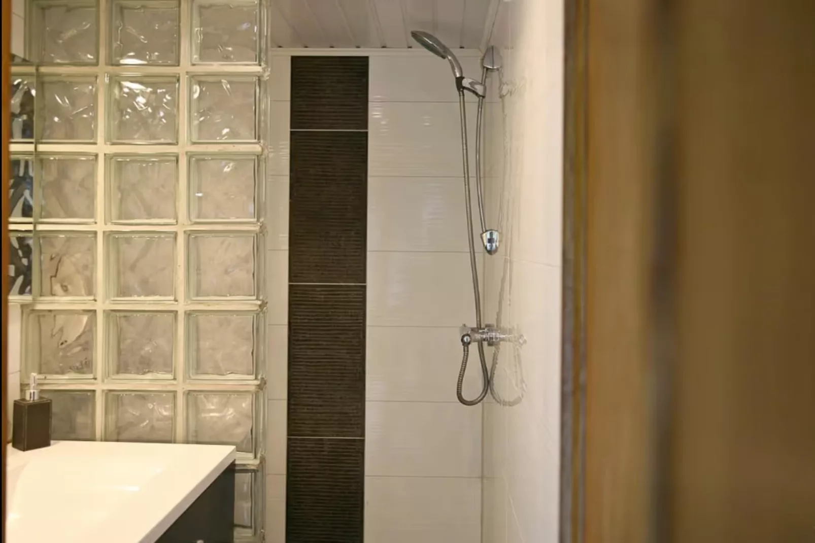 Gîte de 8 personnes avec piscine-Bathroom