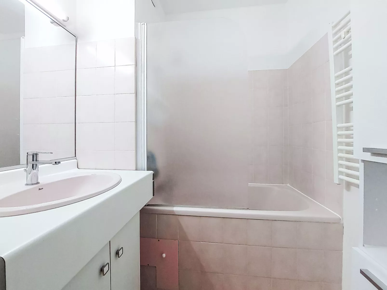 La Pomme de Pin-Drinnen