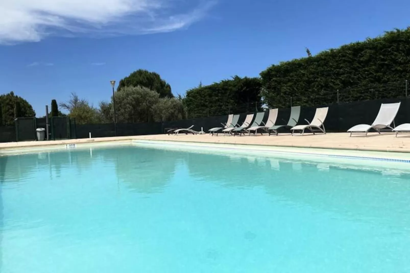 04b2 : Beau Studio Dans Un Mas Proven&ccedil;al - Piscine