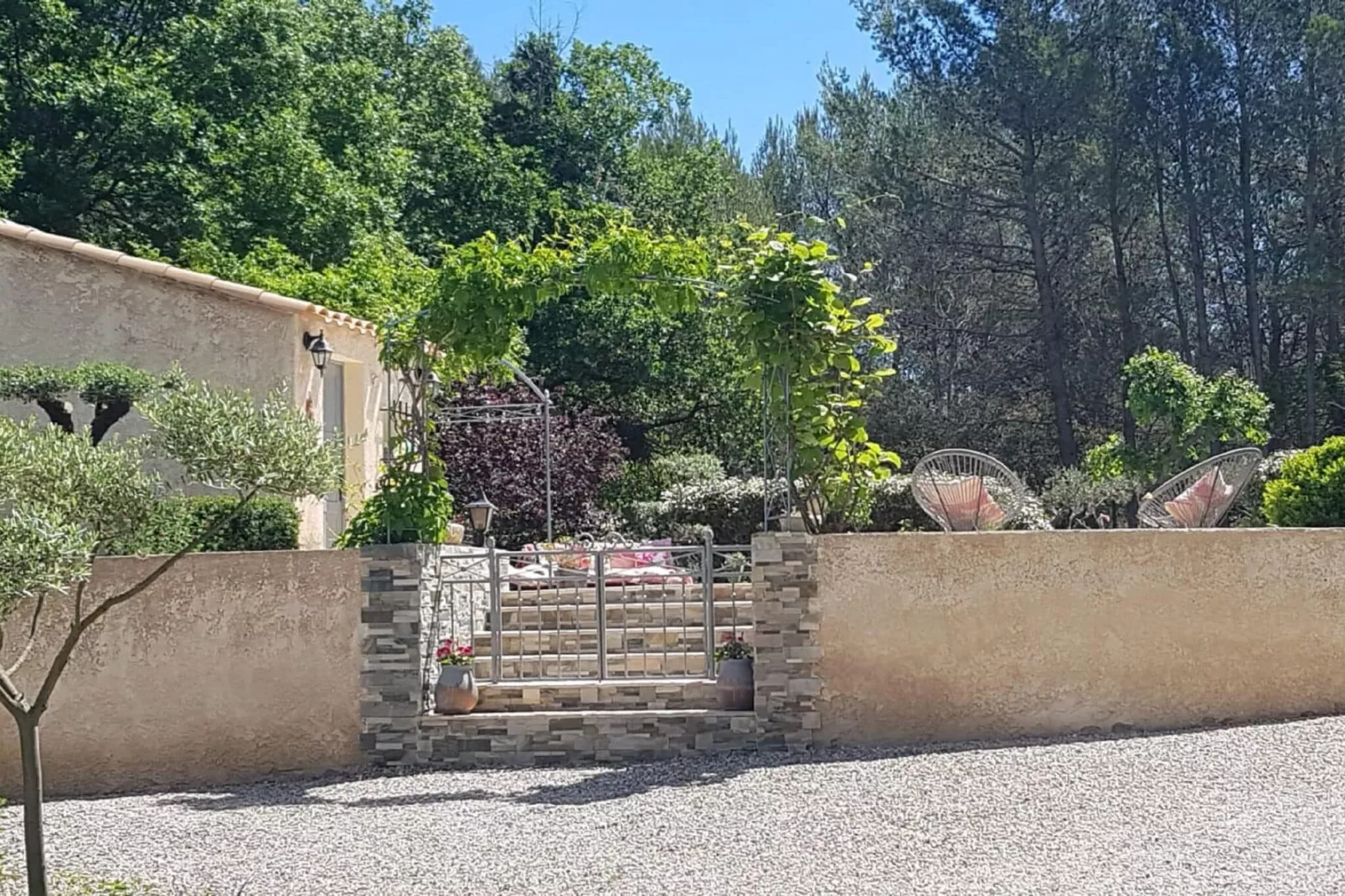 Lambesco-Gardens summer
