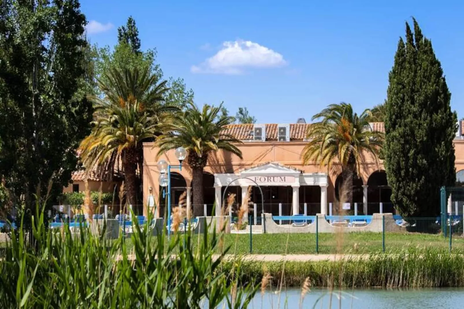 SOWELL Family Les Amandiers****