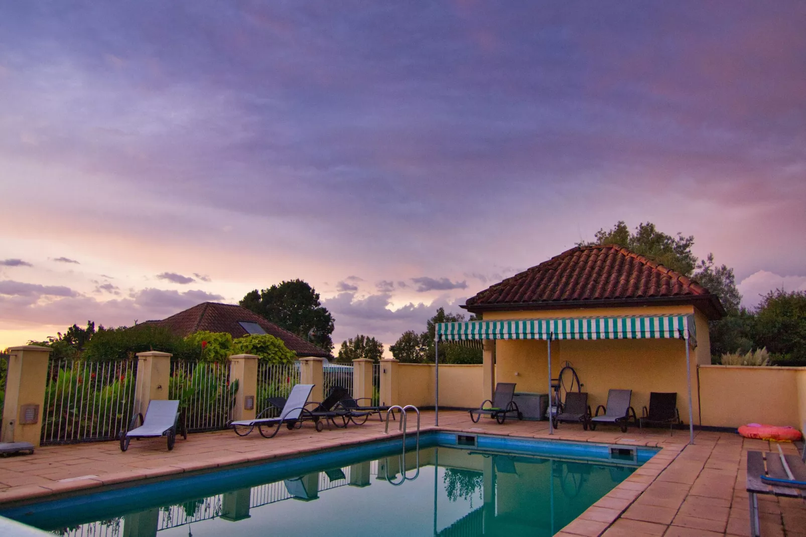 Residence Le Perrot-Pool