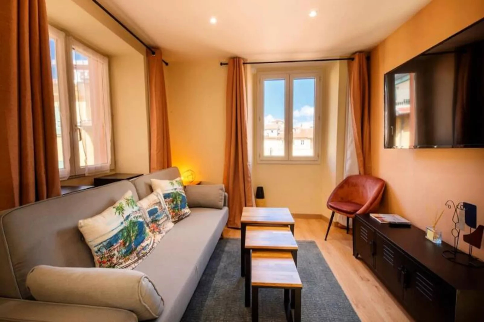 06a2 - Cœur Du Vieux Nice: Bel Appartement Rénové