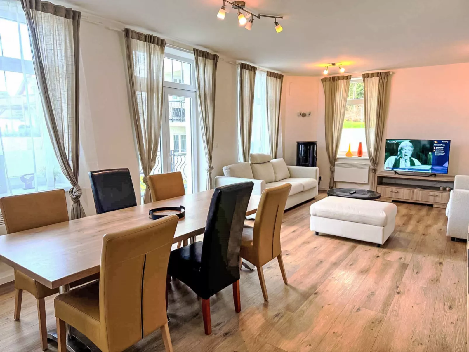 Lakeside Village 18 - Dedans